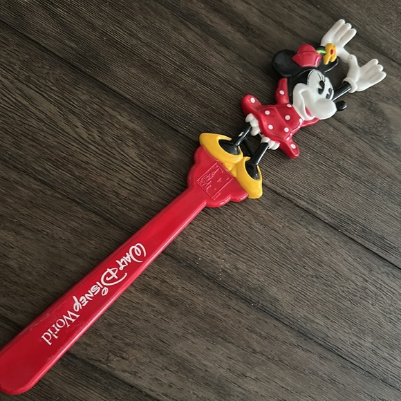 Vintage Walt Disney World Minnie Mouse Back Scratcher  Collectible Souvenir - Picture 1 of 6
